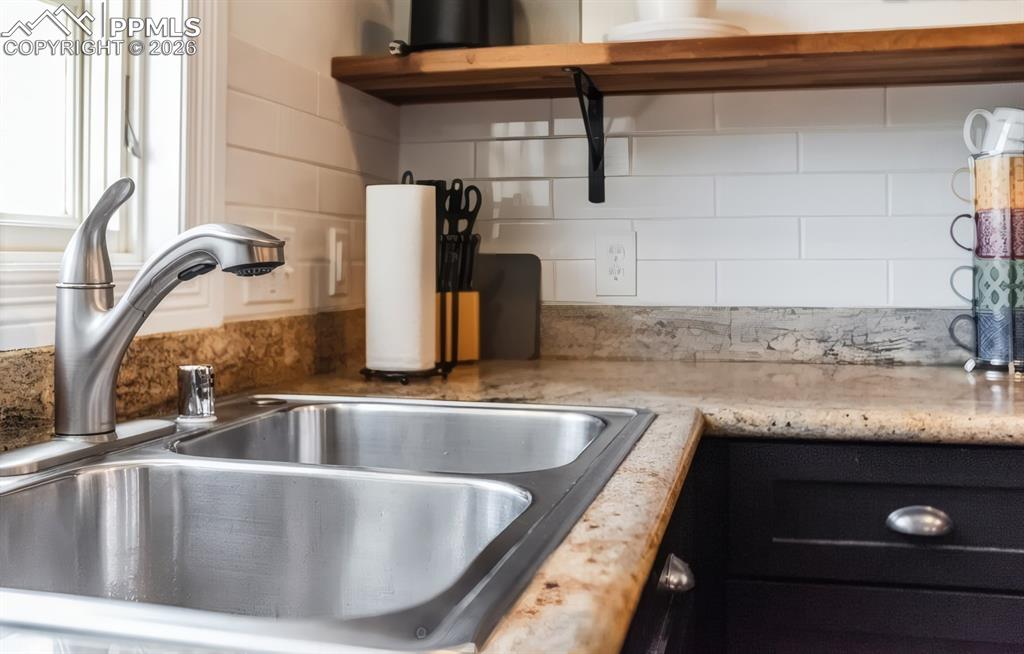 Image 12 of 50: Kitchen