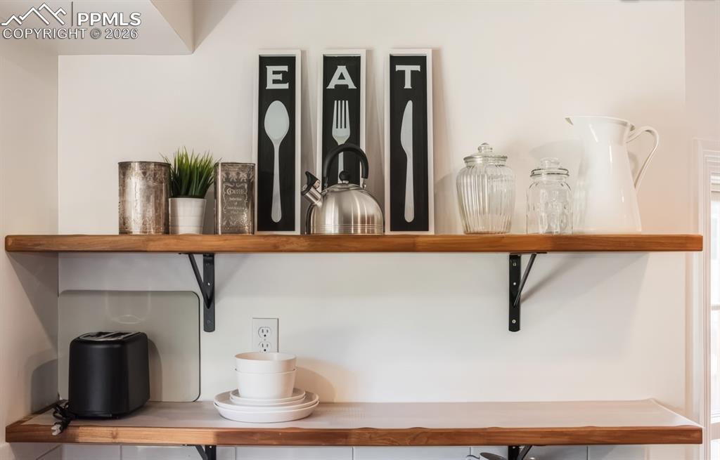 Image 13 of 50: Kitchen