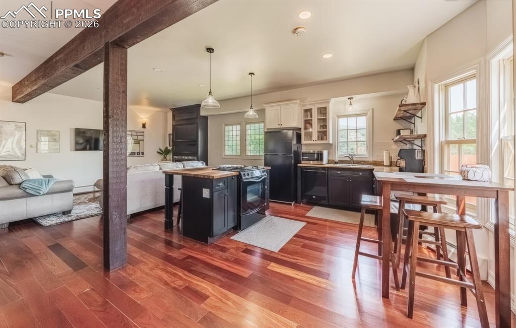 Image 14 of 50: Kitchen