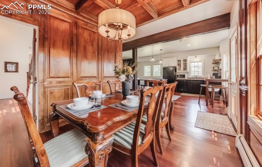 Image 17 of 50: Dining Area