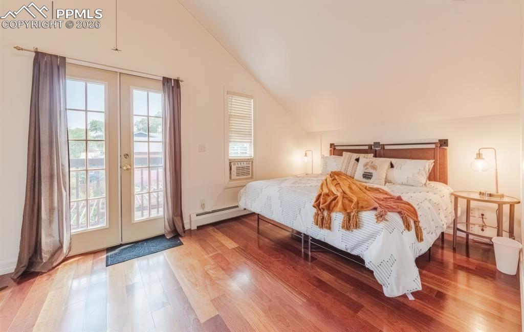 Image 18 of 50: Bedroom