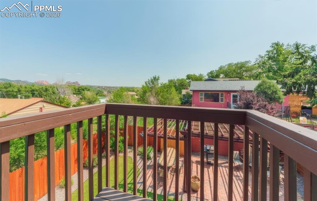 Image 20 of 50: Deck