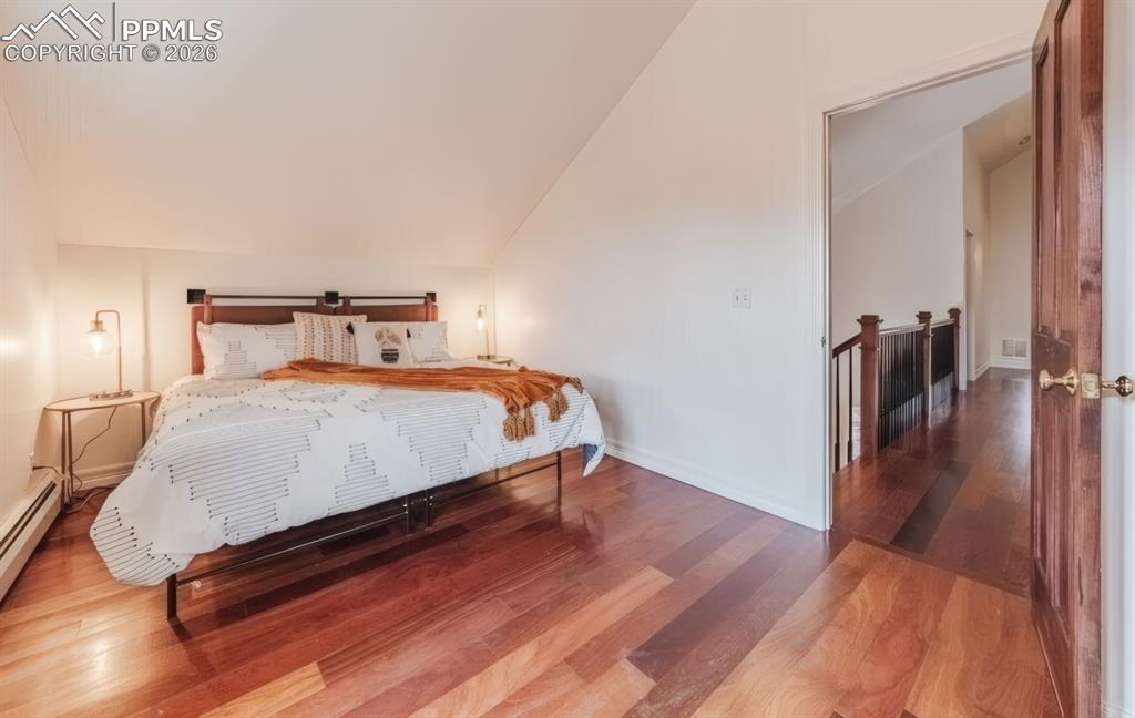 Image 21 of 50: Bedroom