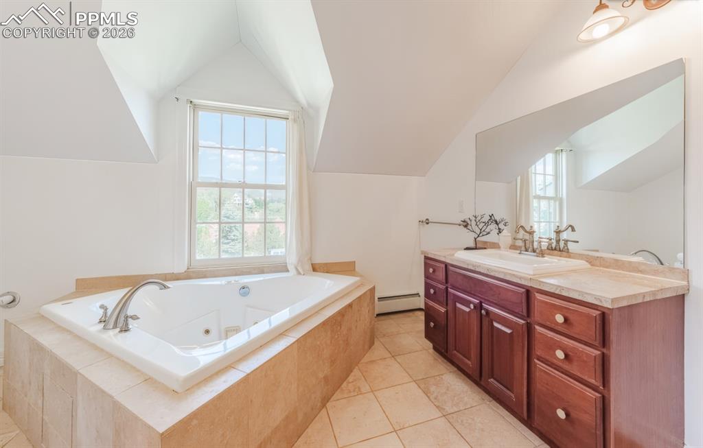 Image 22 of 50: Bathroom