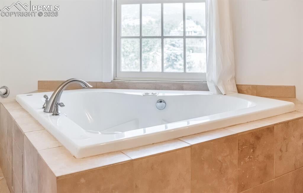 Image 23 of 50: Bathroom