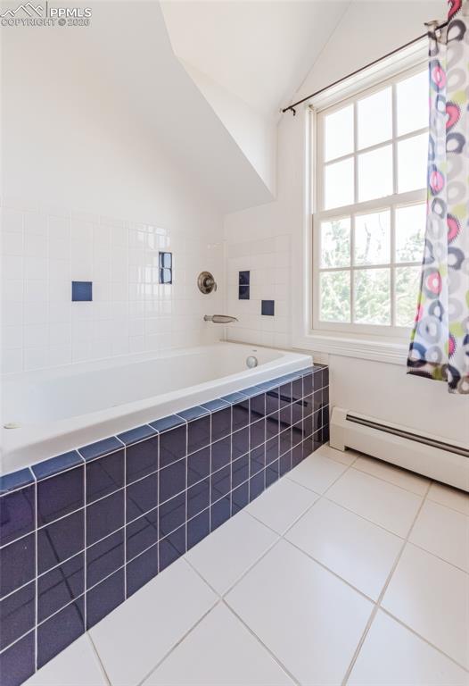 Image 33 of 50: Bathroom