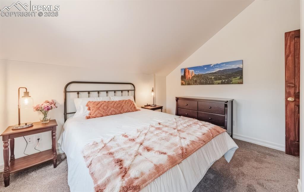 Image 35 of 50: Bedroom