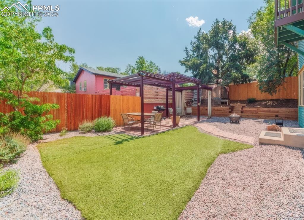 Image 40 of 50: Yard