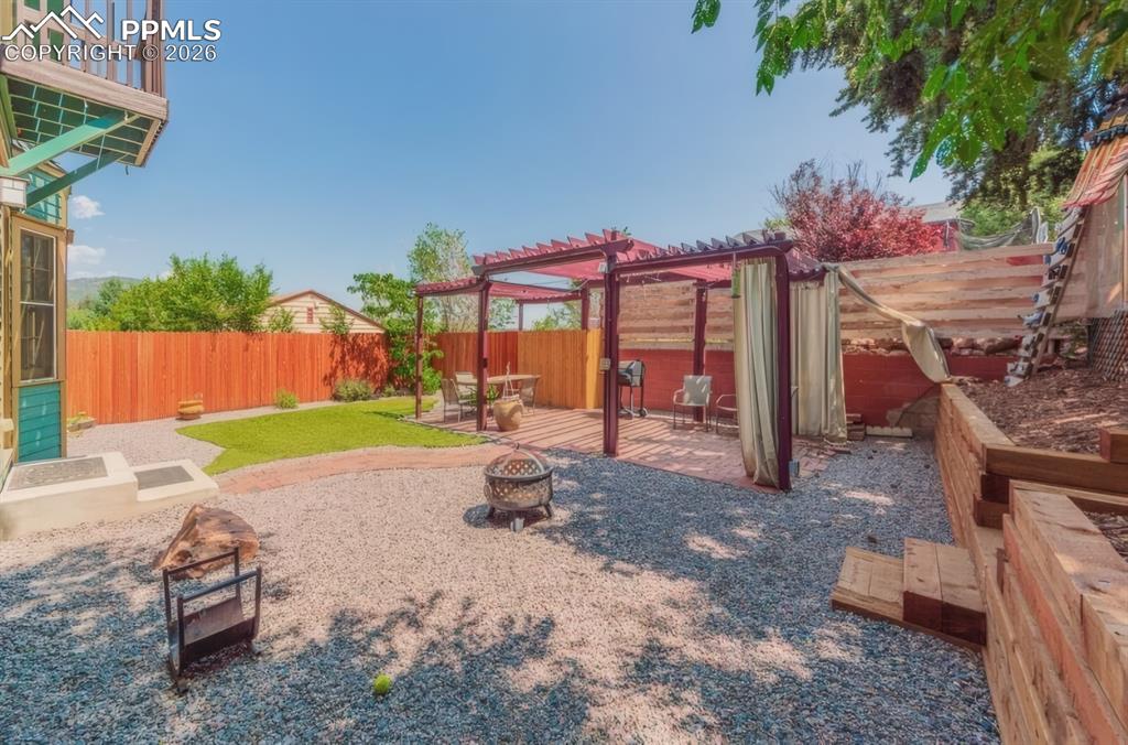 Image 41 of 50: Yard