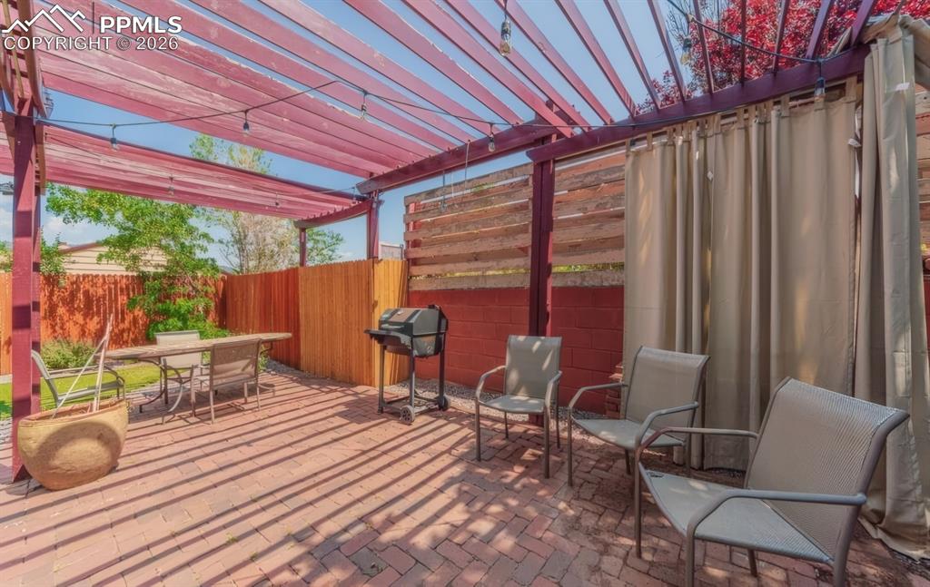 Image 42 of 50: Deck