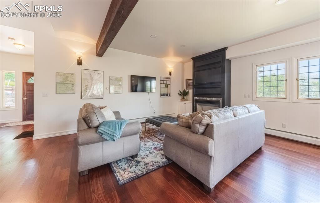 Image 5 of 50: Living Room