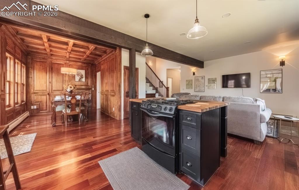 Image 9 of 50: Kitchen