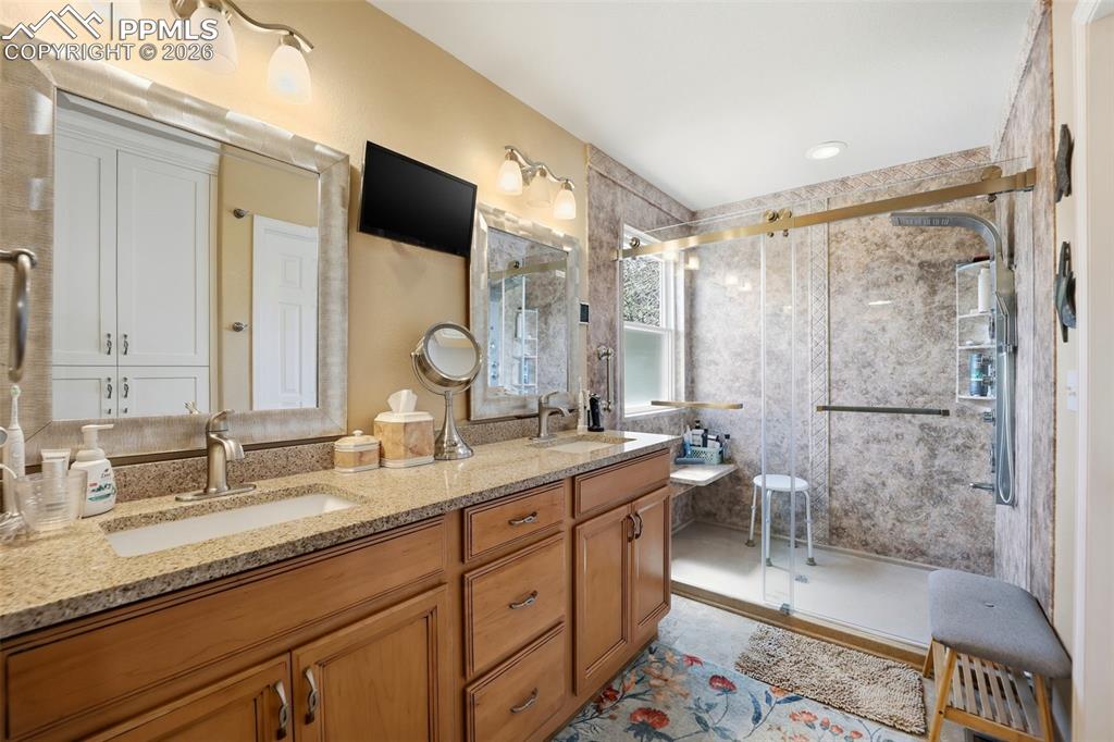 Image 16 of 38: Bathroom