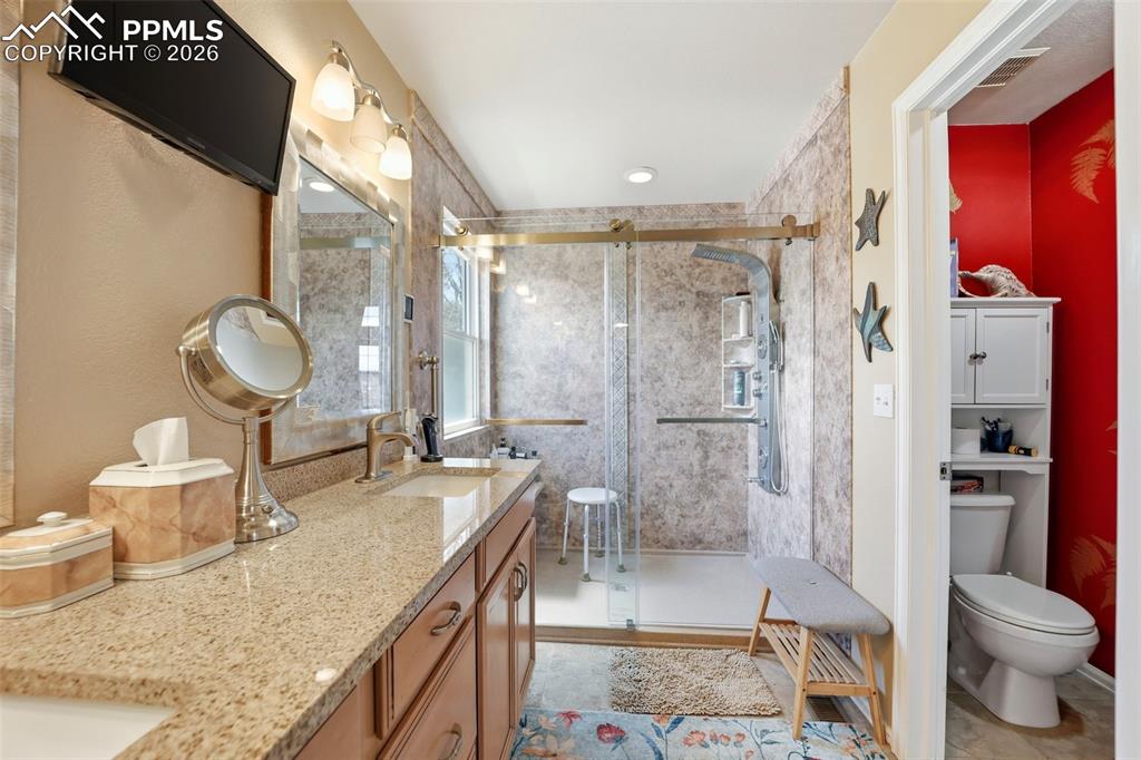 Image 17 of 38: Bathroom
