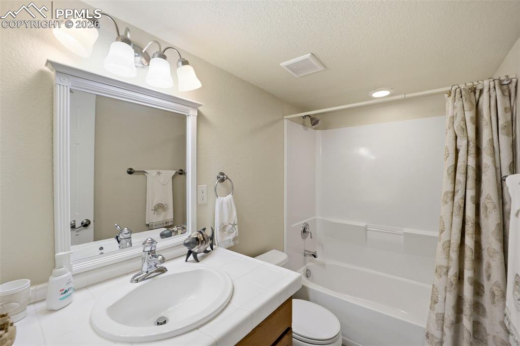 Image 29 of 38: Bathroom