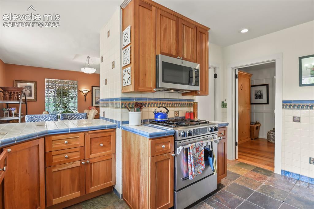 Image 13 of 50: Kitchen