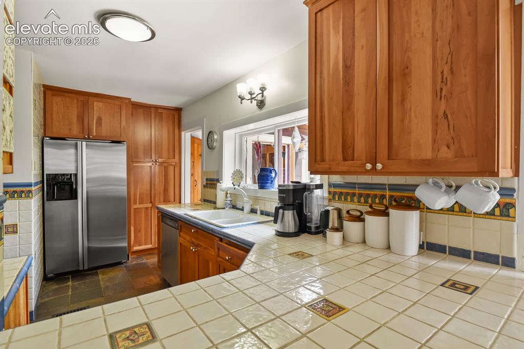 Image 14 of 50: Kitchen