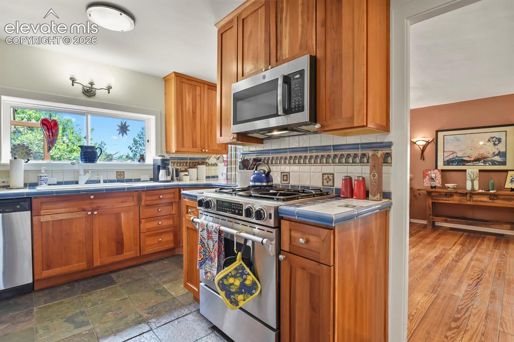 Image 15 of 50: Kitchen