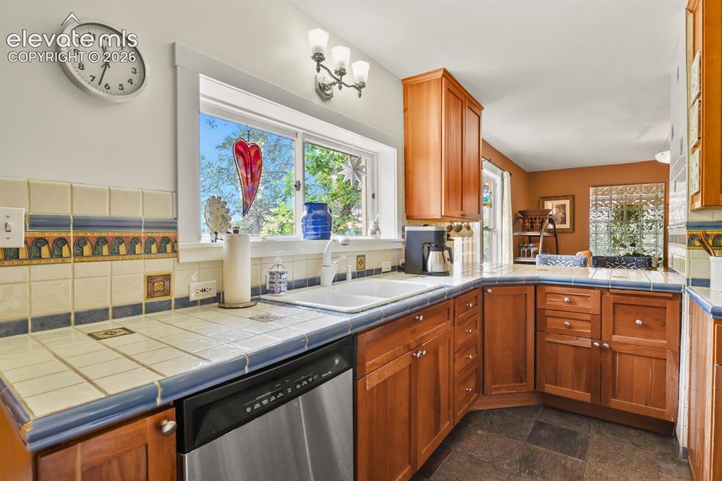 Image 16 of 50: Kitchen