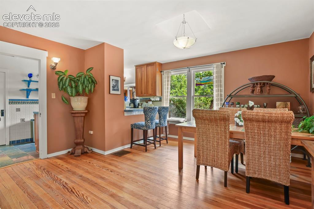 Image 17 of 50: Dining Area
