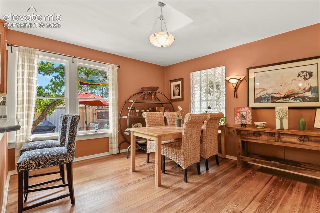 Image 18 of 50: Dining Area