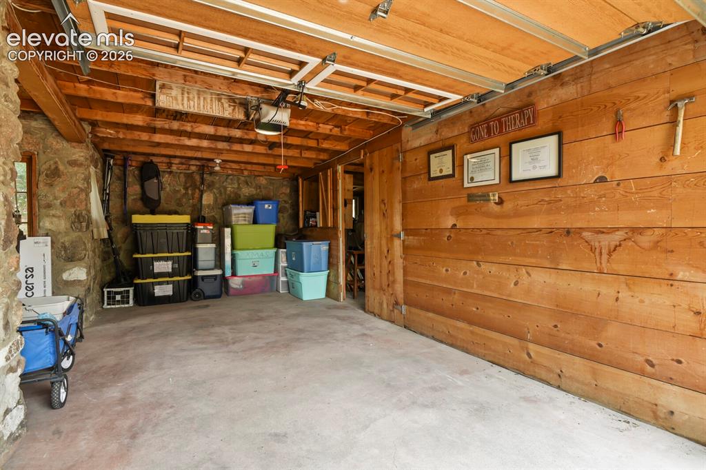 Image 48 of 50: Garage