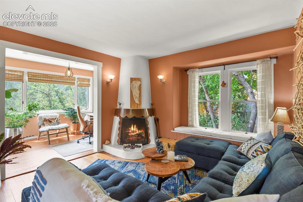 Image 9 of 50: Living Room