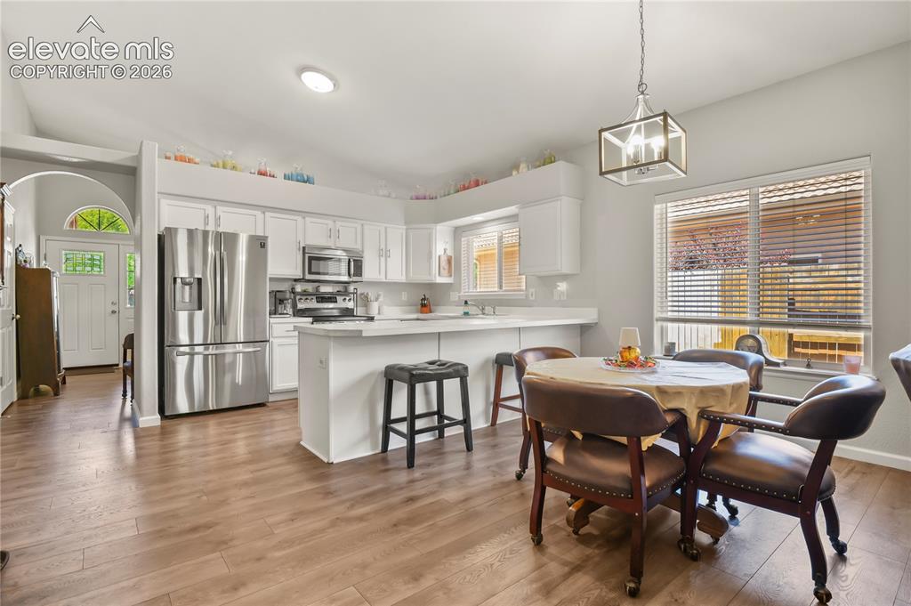 Image 14 of 34: Dining Area