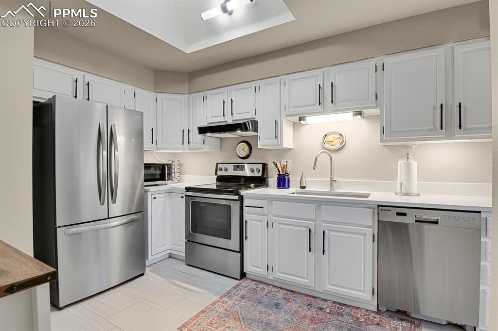 Image 14 of 39: Kitchen