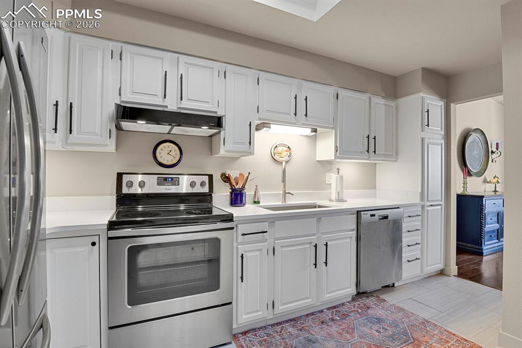 Image 15 of 39: Kitchen