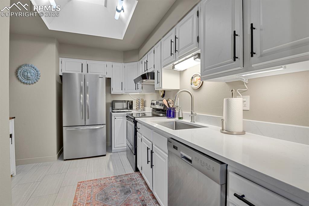 Image 16 of 39: Kitchen