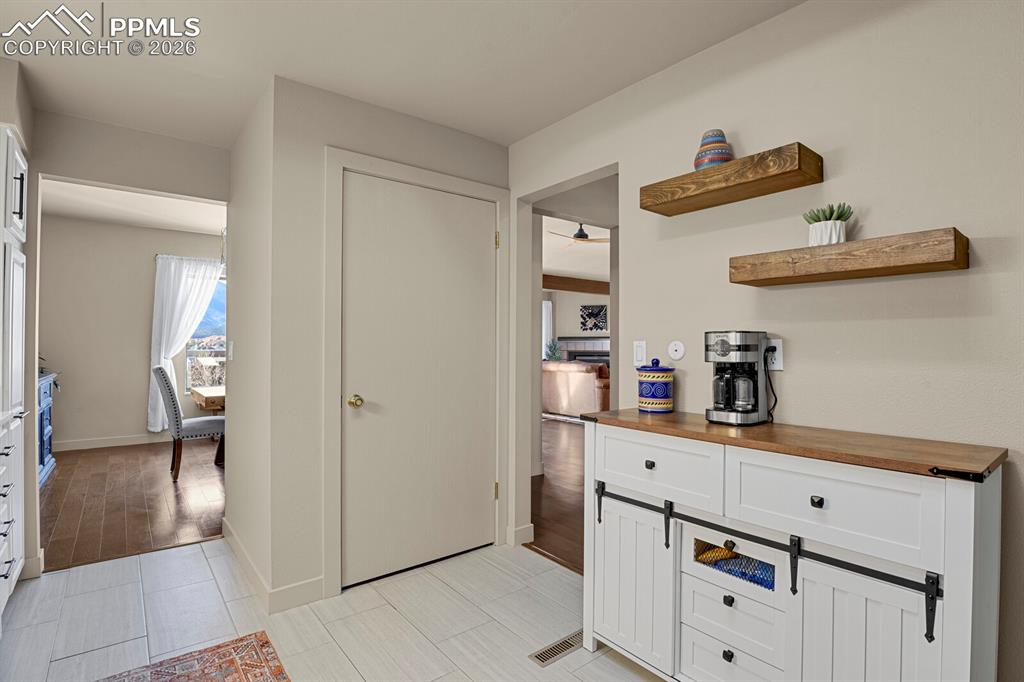 Image 18 of 39: Kitchen