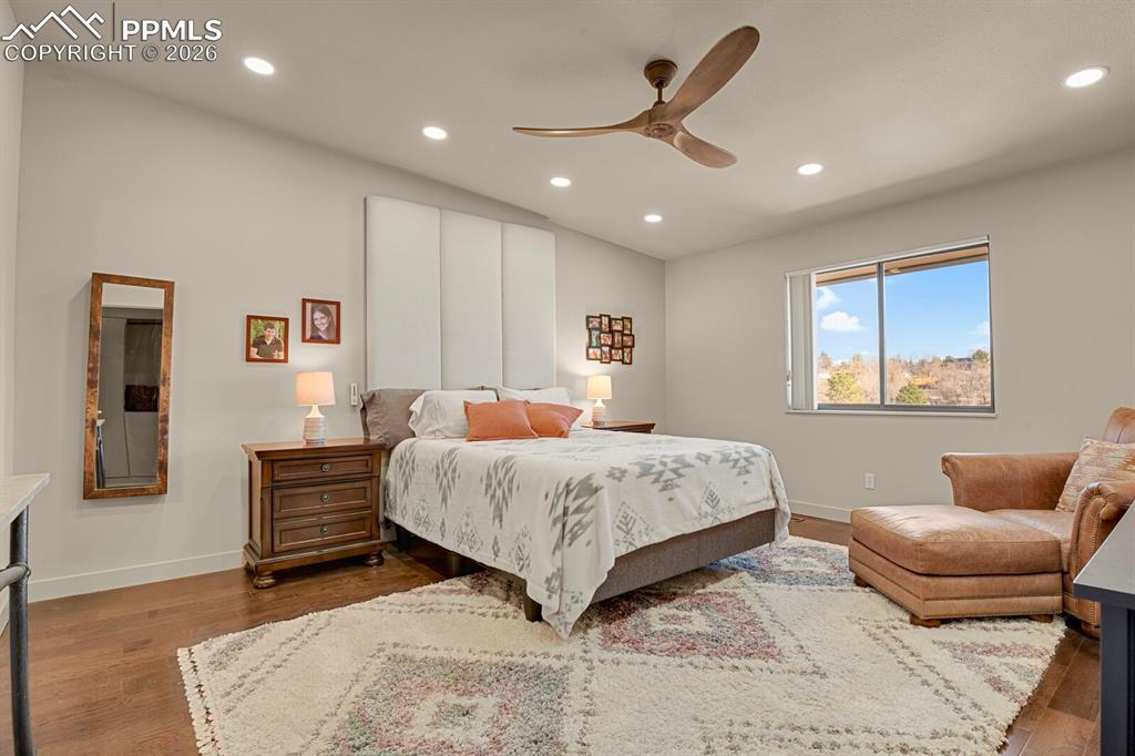 Image 19 of 39: Bedroom