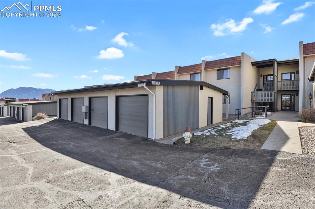 Image 2 of 39: Garage