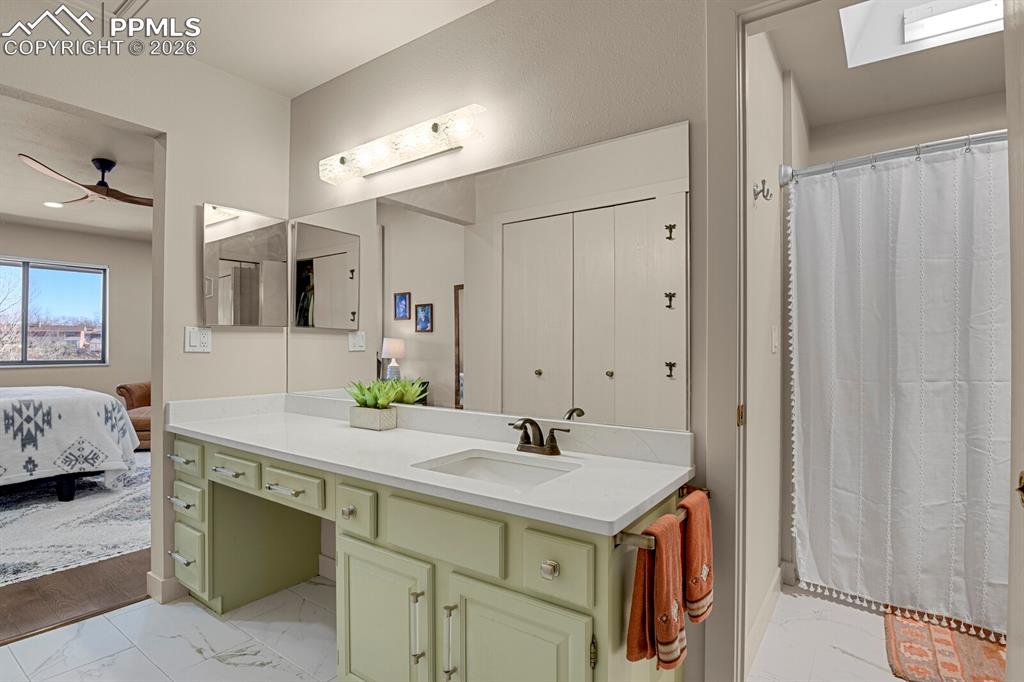 Image 23 of 39: Bathroom