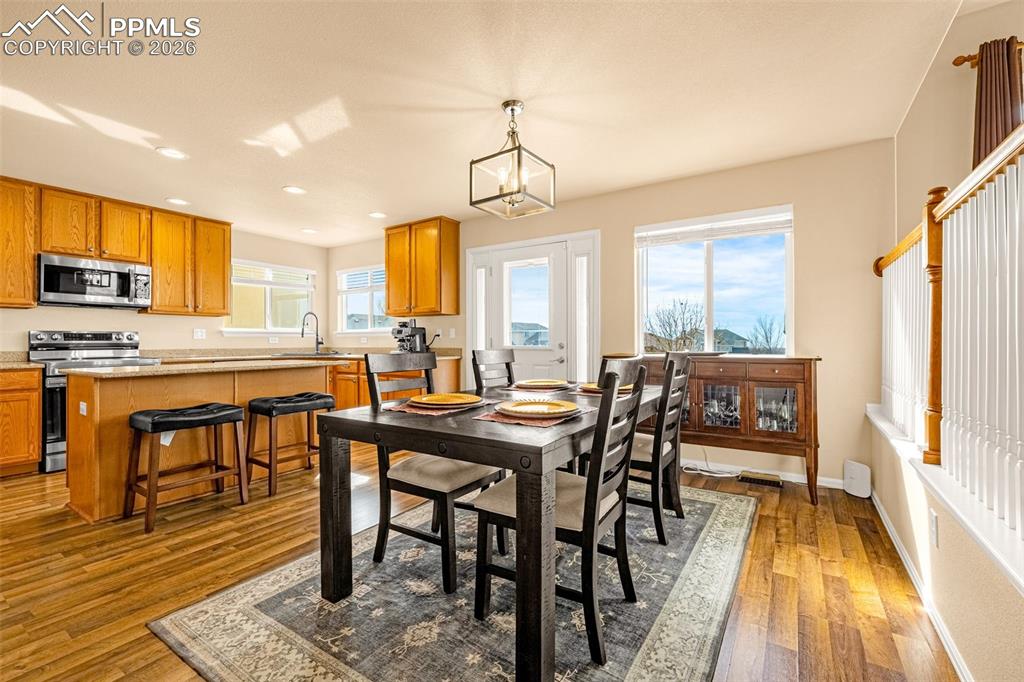 Image 11 of 48: Dining Area