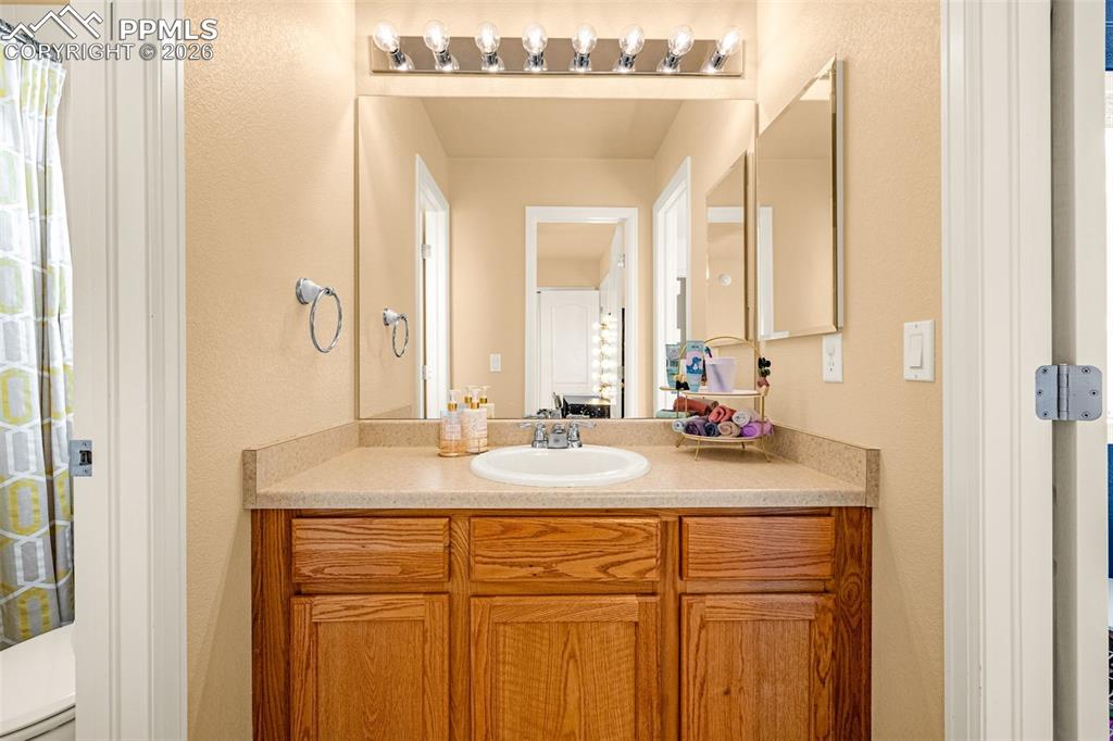 Image 28 of 48: Bathroom