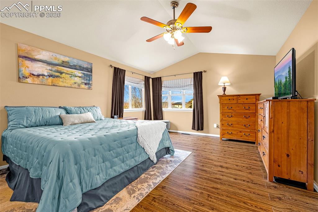 Image 31 of 48: Bedroom