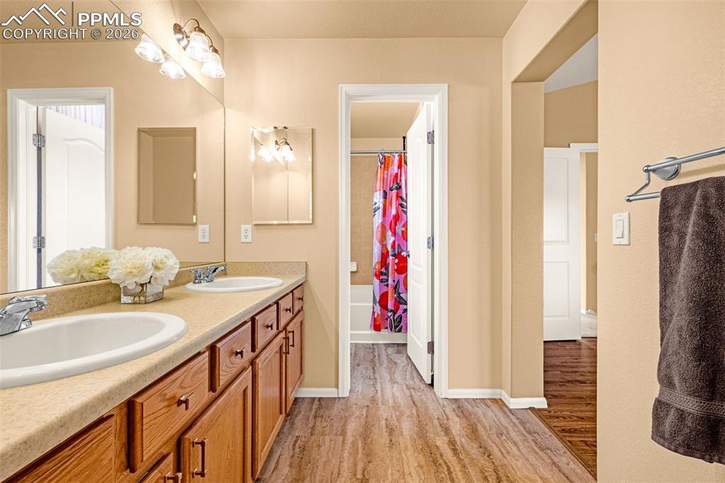 Image 32 of 48: Bathroom