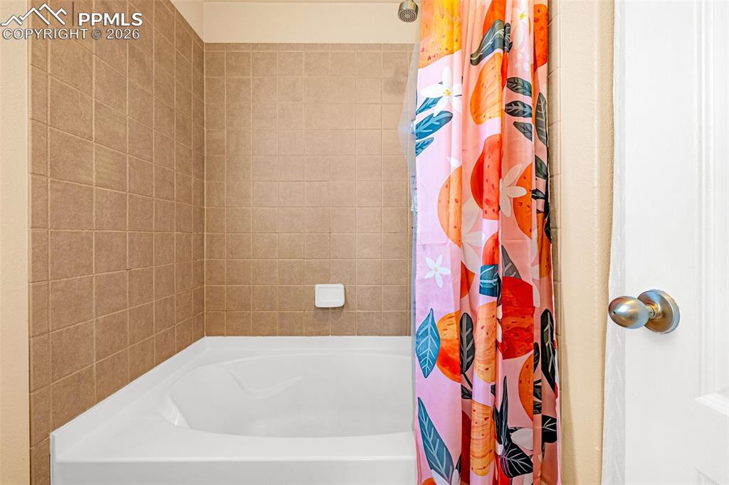 Image 33 of 48: Bathroom