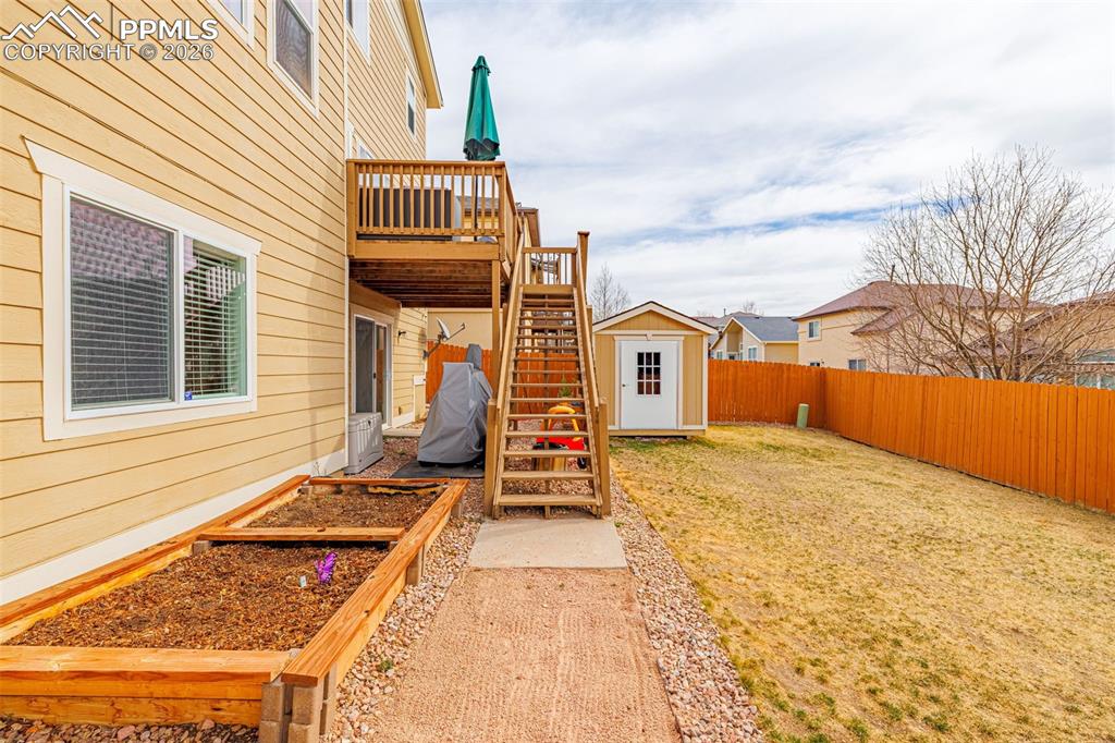 Image 40 of 48: Yard