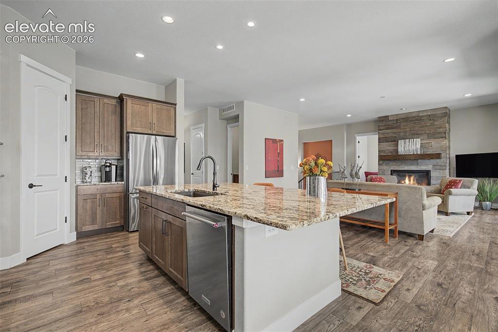Image 10 of 41: Kitchen