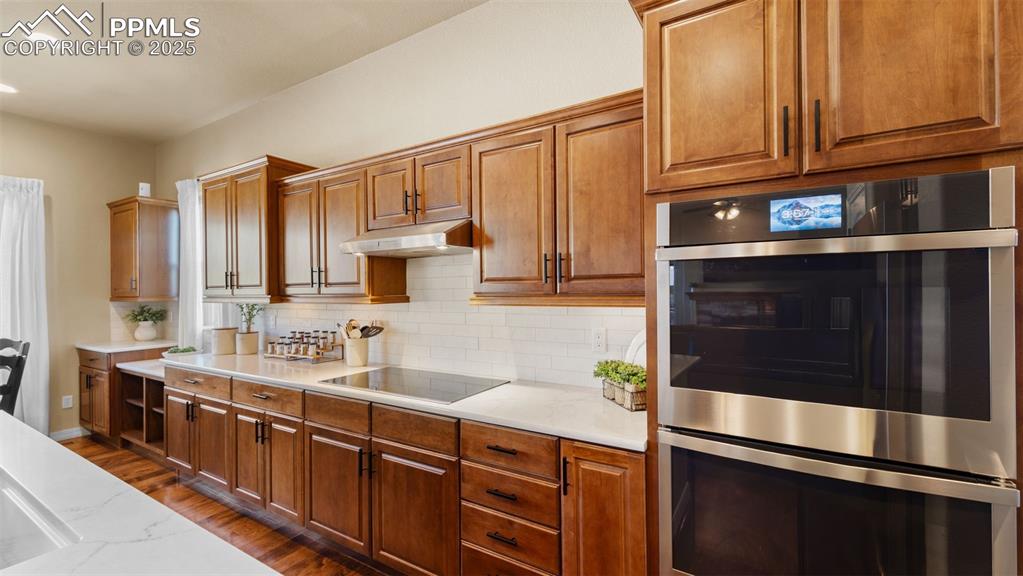 Image 21 of 48: Close-up kitchen view with a double oven ready for your holiday feast.