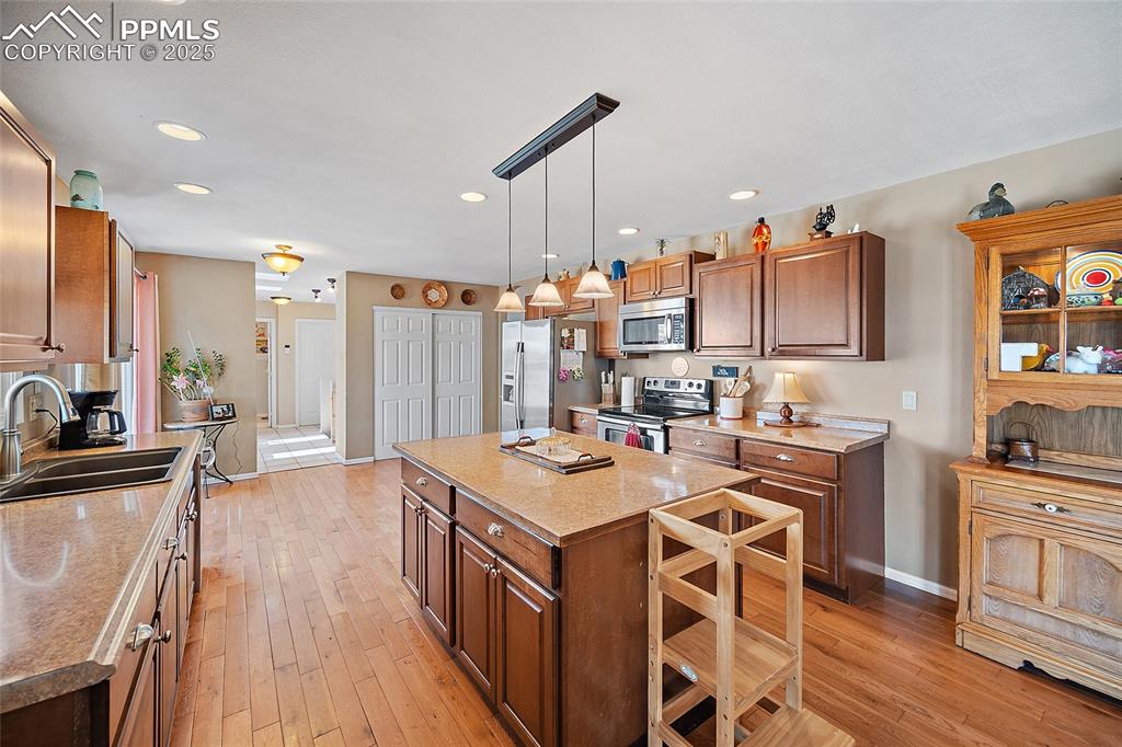 Image 10 of 45: Kitchen