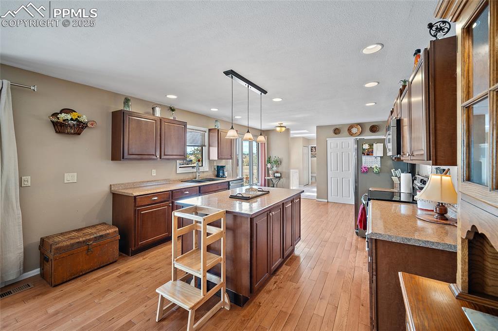 Image 11 of 45: Kitchen