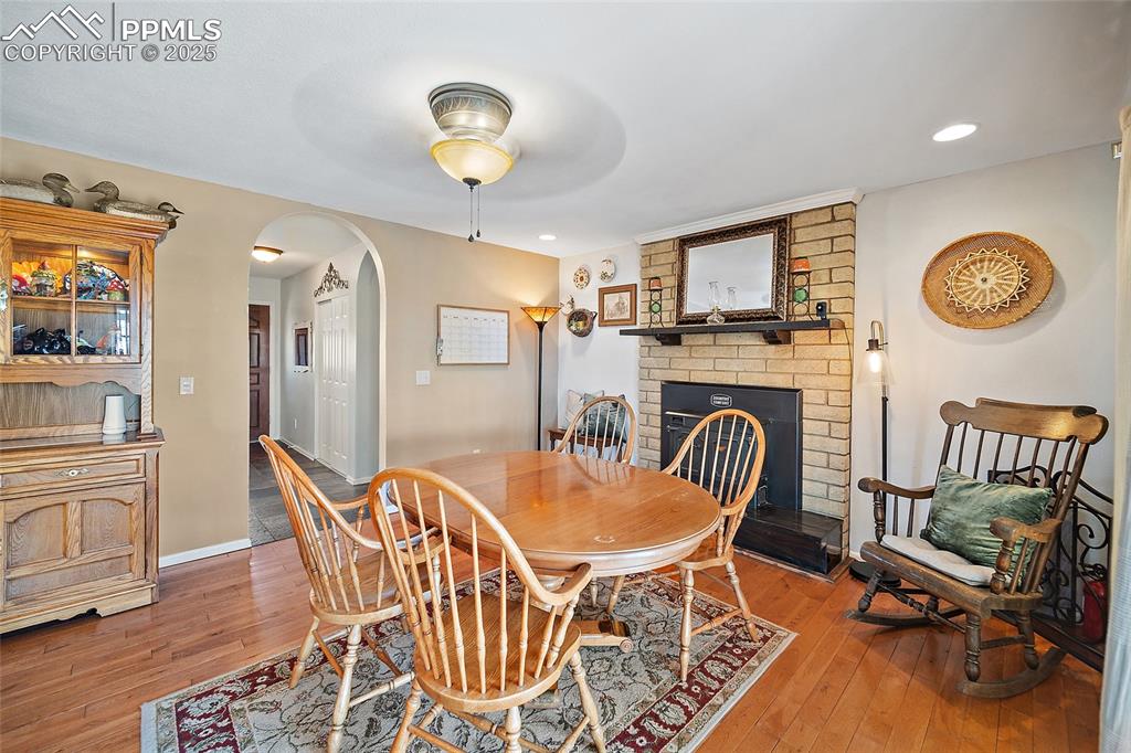 Image 12 of 45: Dining Area