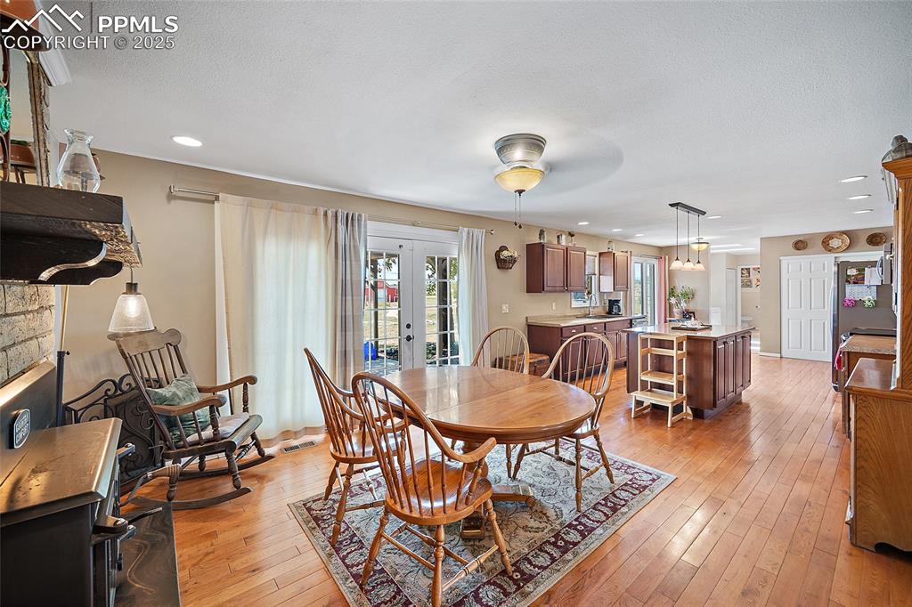 Image 13 of 45: Dining Area