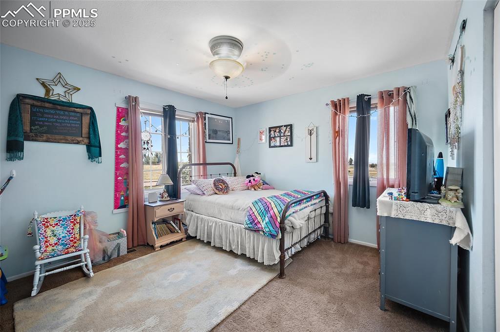 Image 18 of 45: Bedroom