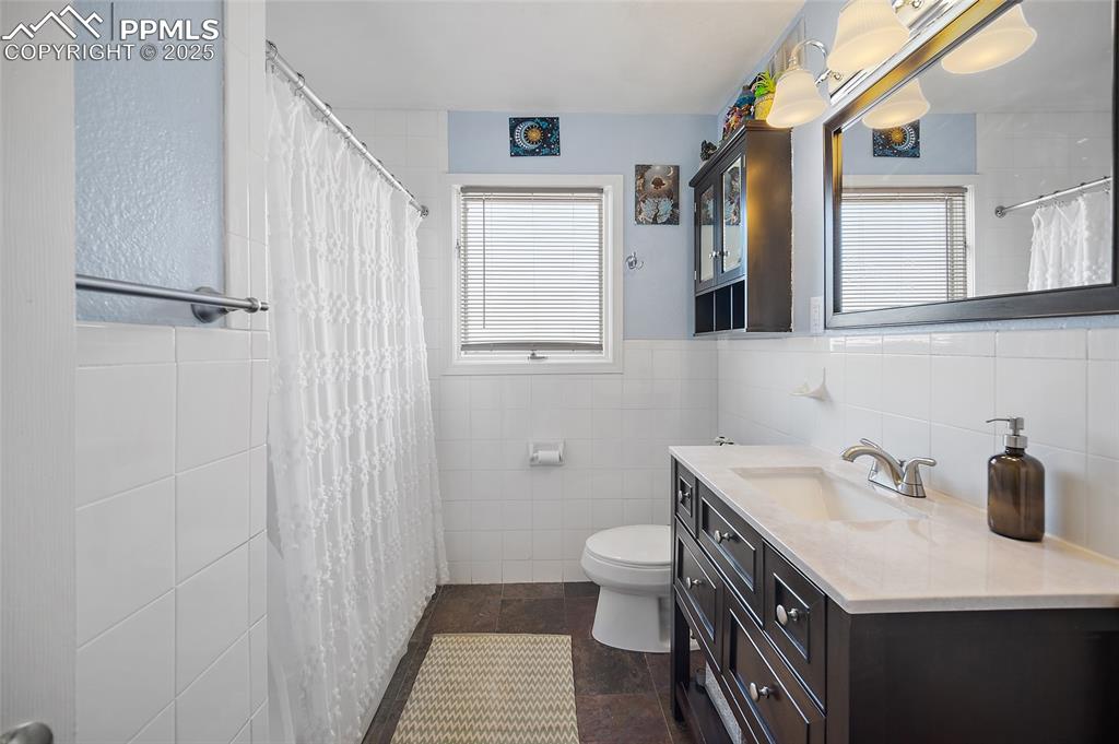 Image 19 of 45: Bathroom
