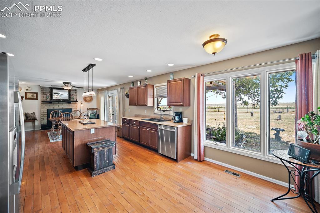 Image 9 of 45: Kitchen